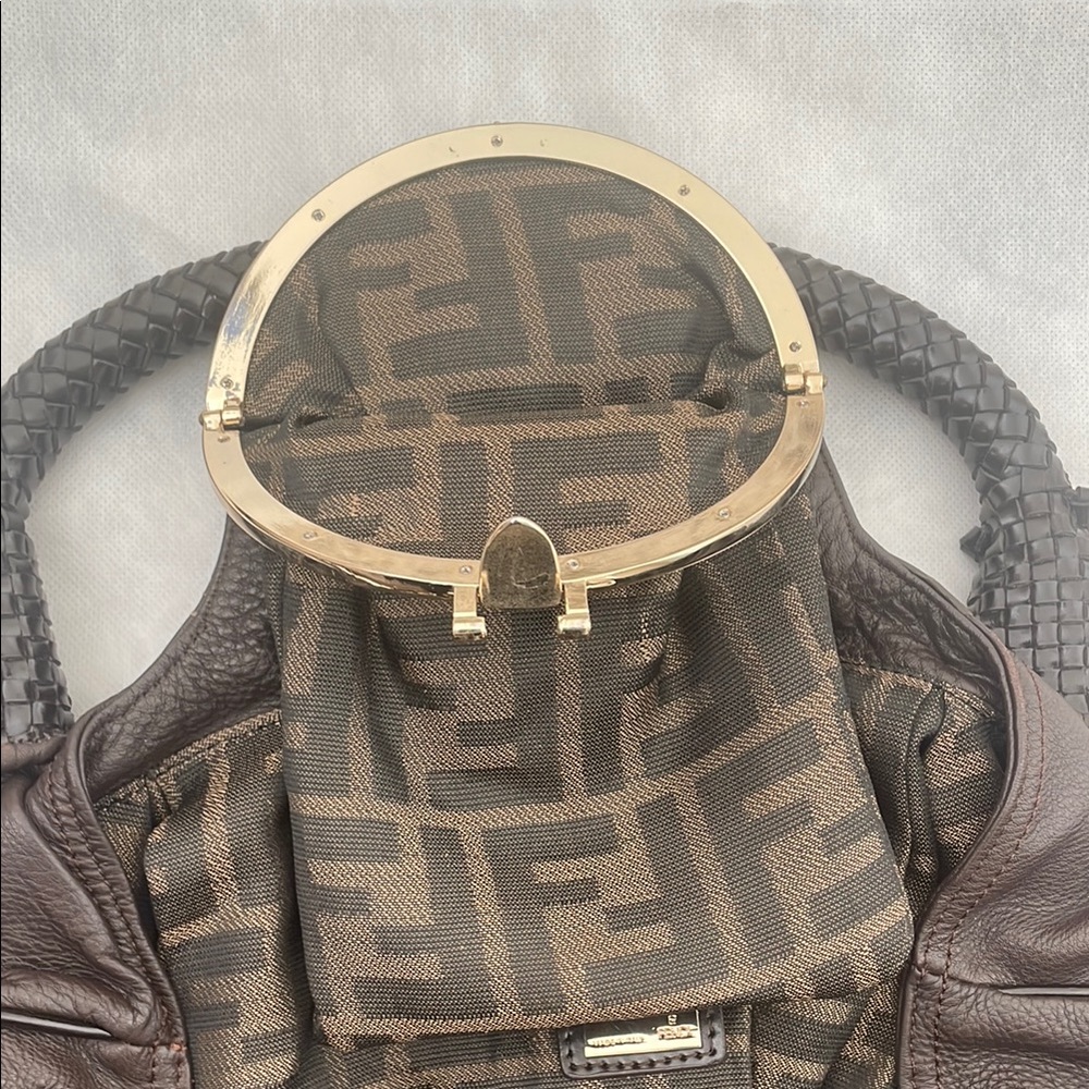 Elegant Brown Hobo Bag with Soft Crescent Design - Picture 5 of 7